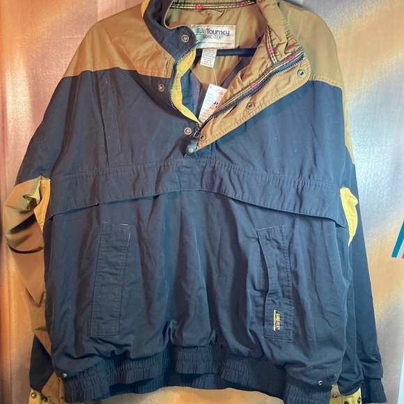 𝅺xl Tourney half zip windbreaker. Black and tan. 50” chest. 27” length 123 - Picture 1 of 6